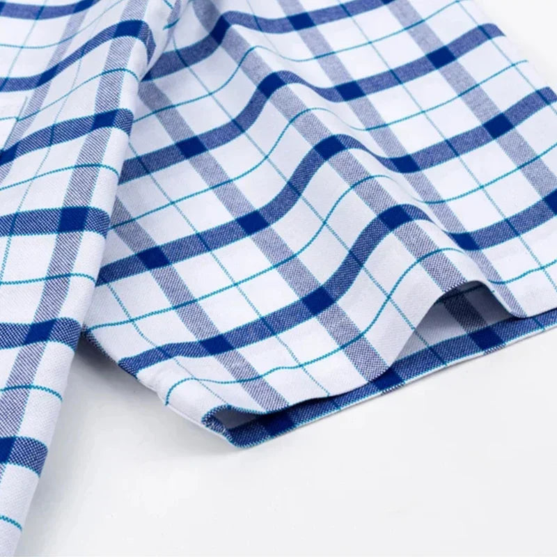 "Chemise homme élégante à manches courtes avec motifs à carreaux, style moderne, coton 100% pour confort et sophistication."
