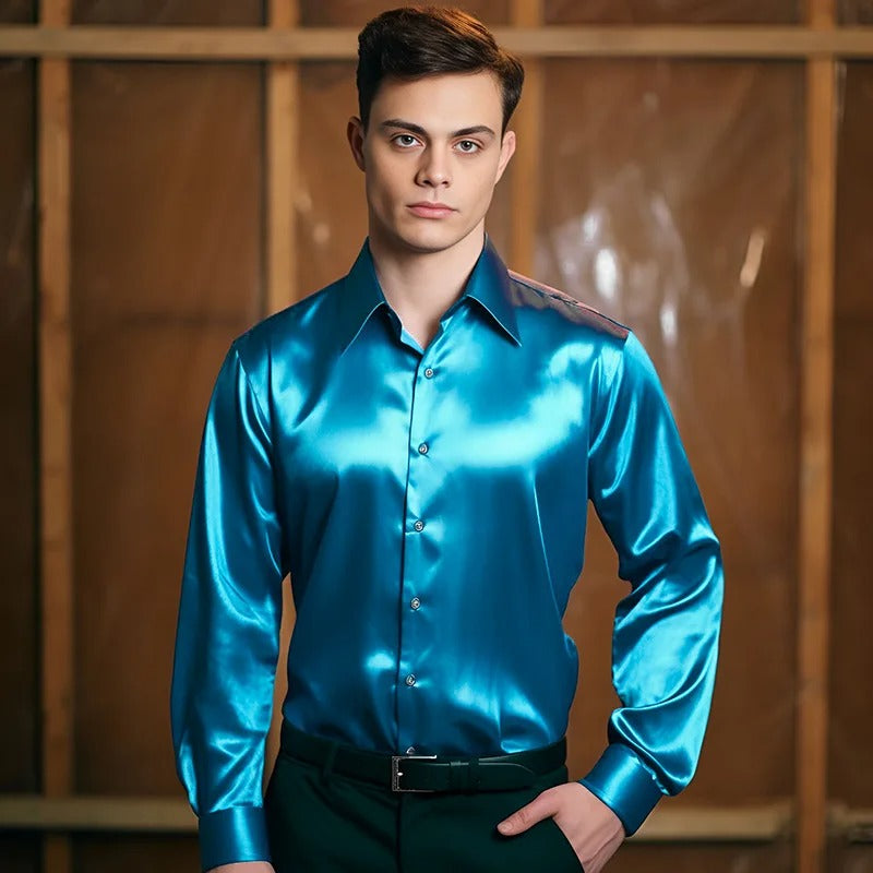 Chemise homme élégante en satin de soie noir, brillant et doux, parfaite pour un look sophistiqué et luxueux.