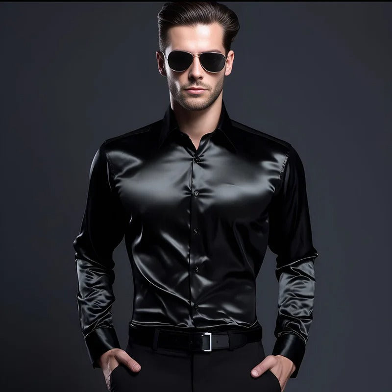 Chemise homme élégante en satin de soie noir, brillant et doux, parfaite pour un look sophistiqué et luxueux.