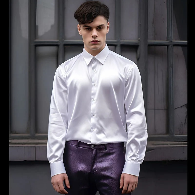 Chemise homme élégante en satin de soie noir, brillant et doux, parfaite pour un look sophistiqué et luxueux.