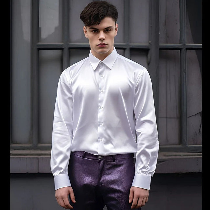 Chemise homme élégante en satin de soie noir, brillant et doux, parfaite pour un look sophistiqué et luxueux.