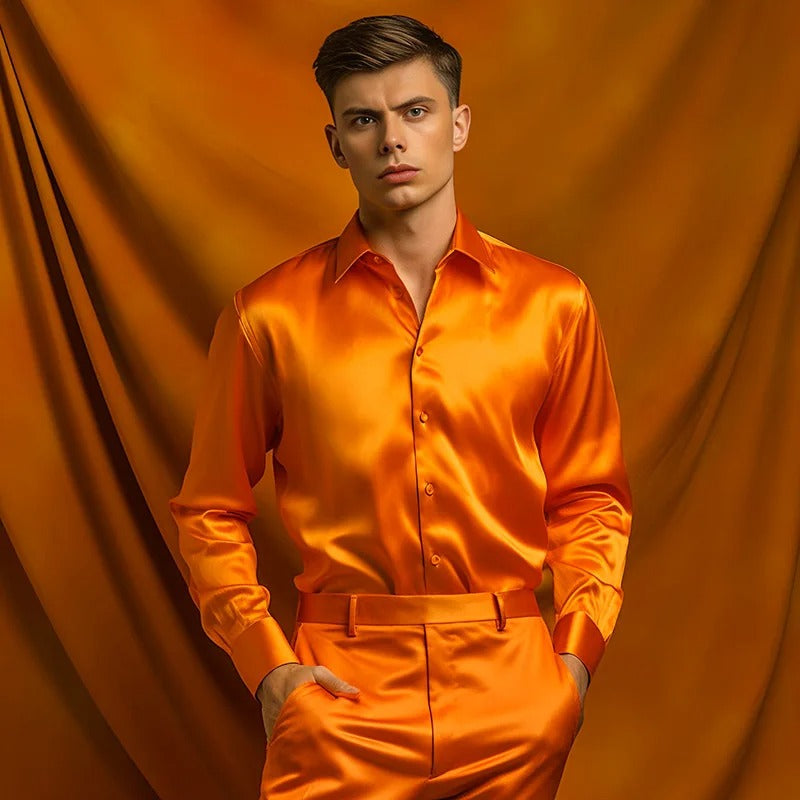 Chemise homme élégante en satin de soie noir, brillant et doux, parfaite pour un look sophistiqué et luxueux.