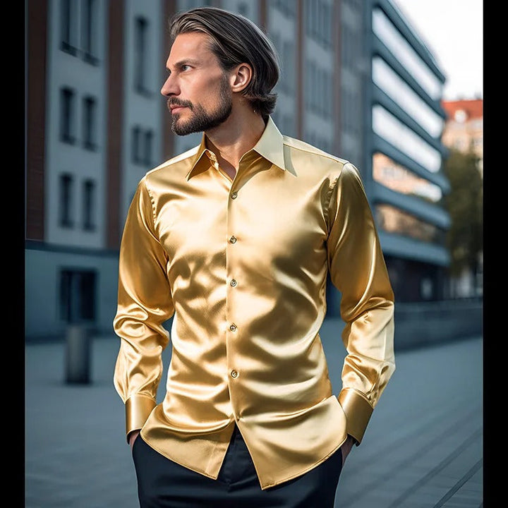 Chemise homme élégante en satin de soie noir, brillant et doux, parfaite pour un look sophistiqué et luxueux.