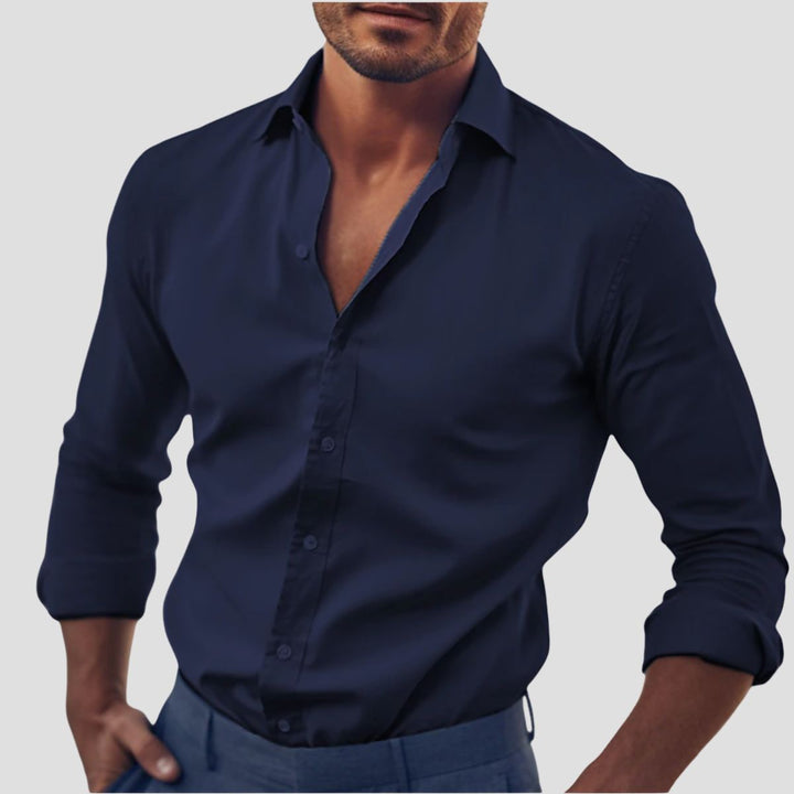 "Chemise homme en coton élégant avec coupe cintrée, col italien semi-ouvert et poignets ajustables."