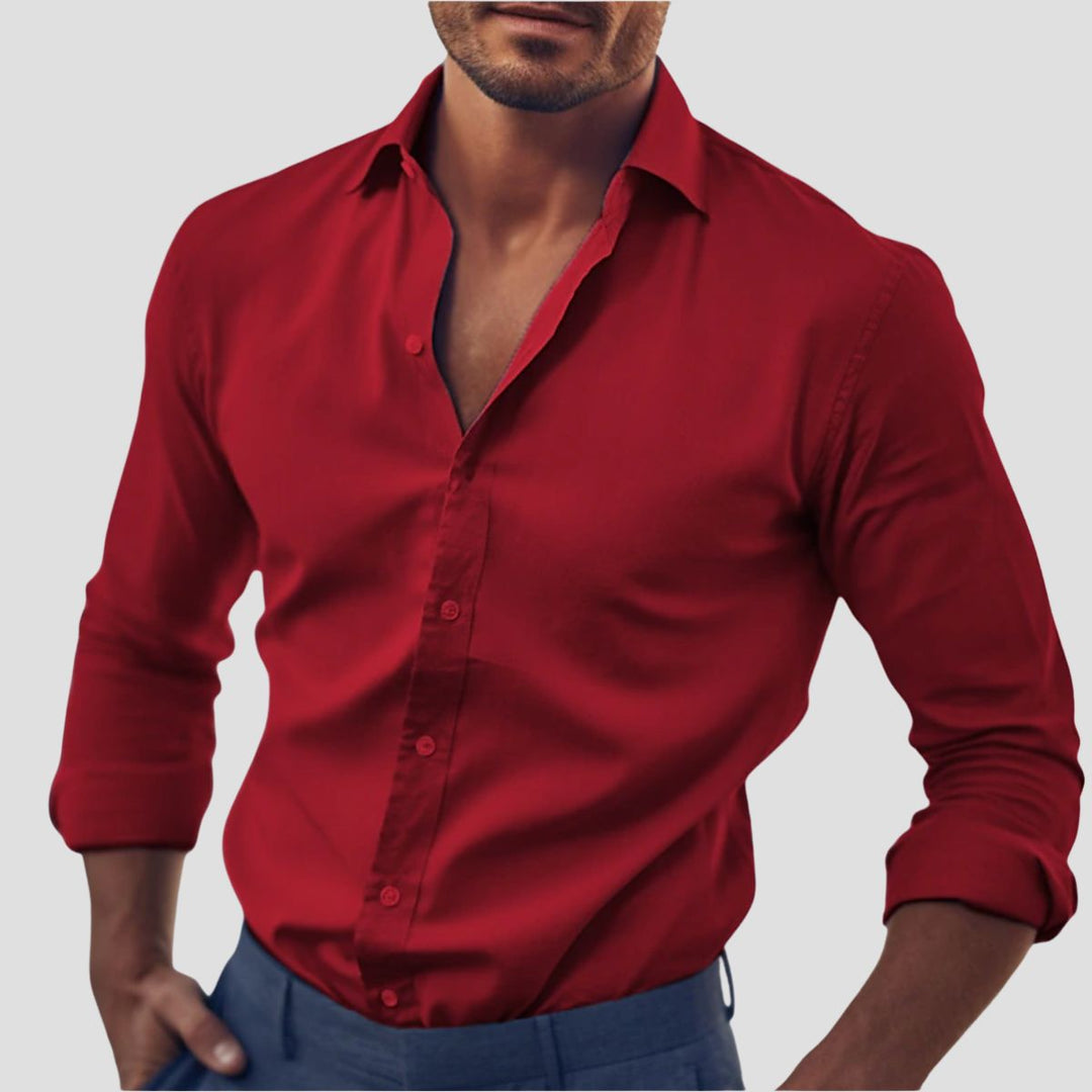 "Chemise homme en coton élégant avec coupe cintrée, col italien semi-ouvert et poignets ajustables."