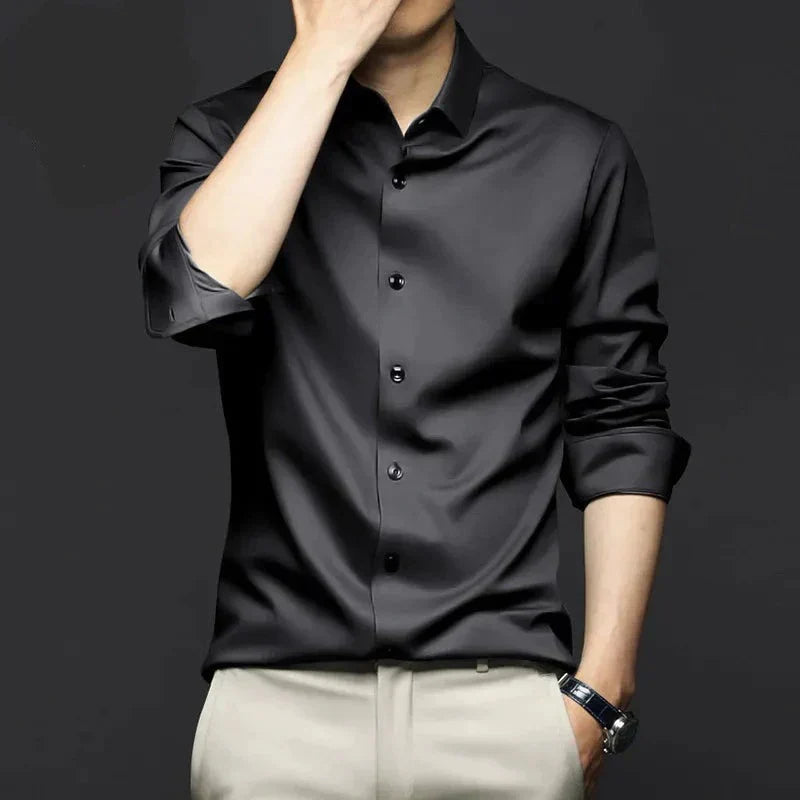 Chemise homme en soie, coupe classique, luxe et confort.  Idéale pour les affaires.