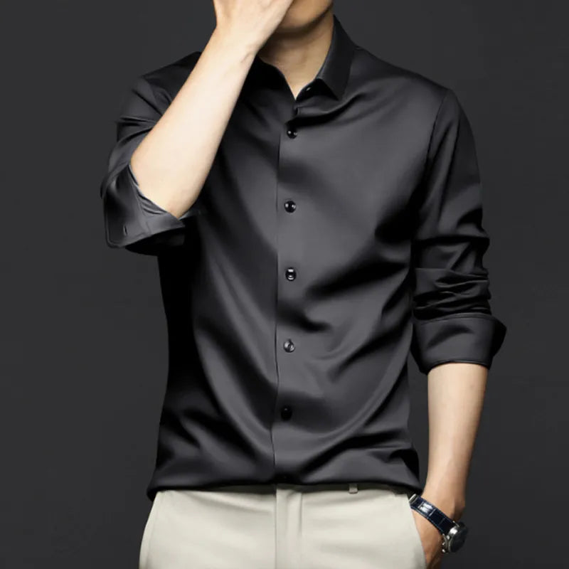 Chemise homme en soie, coupe classique, luxe et confort.  Idéale pour les affaires.