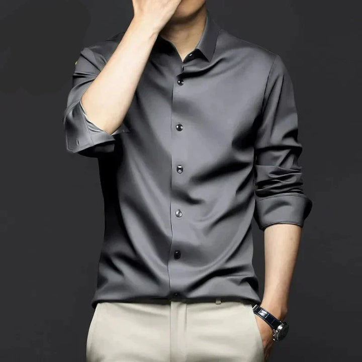 Chemise homme en soie, coupe classique, luxe et confort.  Idéale pour les affaires.