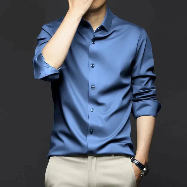Chemise homme en soie, coupe classique, luxe et confort.  Idéale pour les affaires.