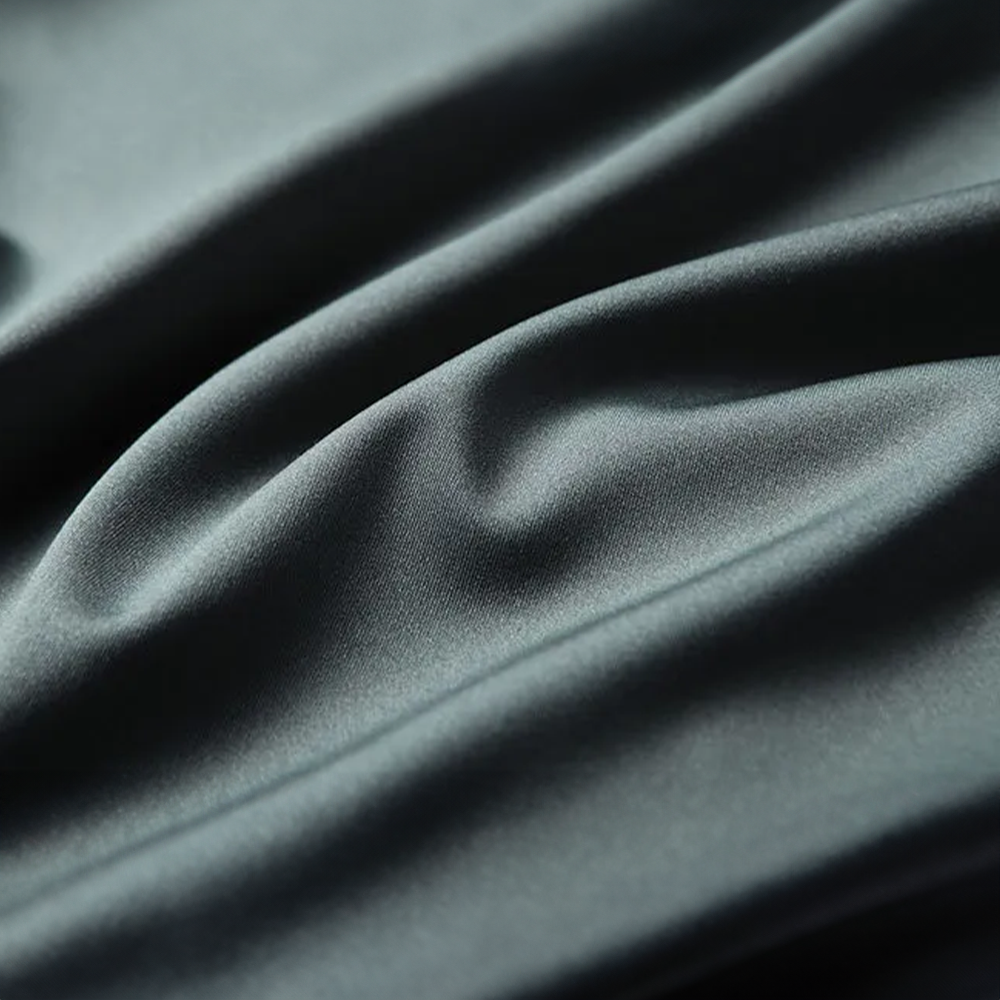 Chemise homme en soie, coupe décontractée élégante.  Tissu léger et soyeux, confort luxueux.