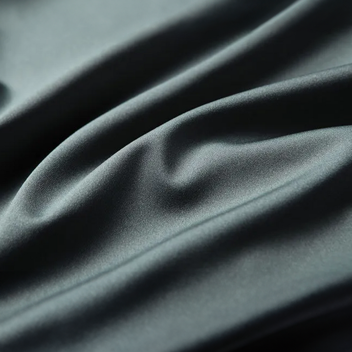 Chemise homme en soie, coupe décontractée élégante.  Tissu léger et soyeux, confort luxueux.