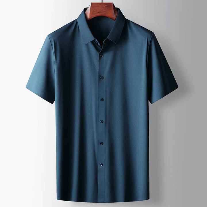 Chemise homme en soie, coupe décontractée élégante.  Tissu léger et soyeux, confort luxueux.