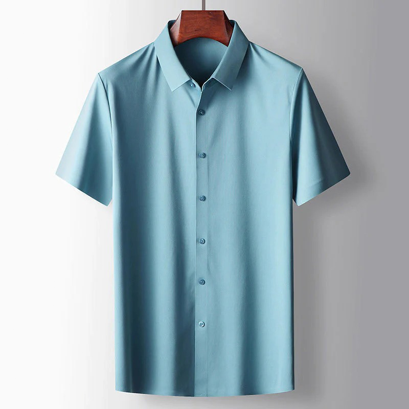 Chemise homme en soie, coupe décontractée élégante.  Tissu léger et soyeux, confort luxueux.