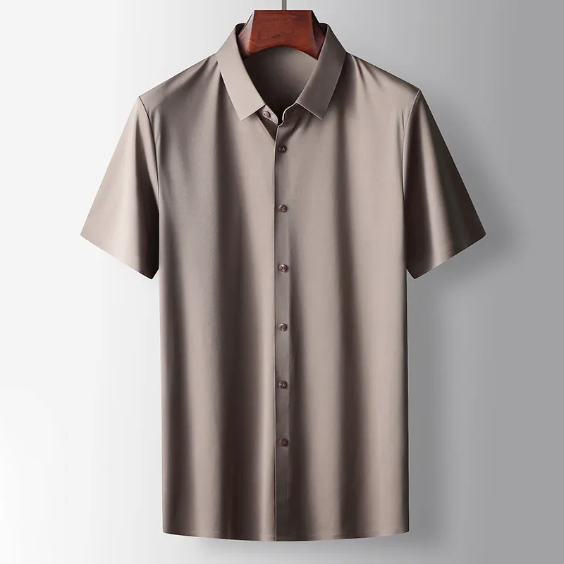 Chemise homme en soie, coupe décontractée élégante.  Tissu léger et soyeux, confort luxueux.