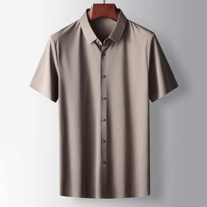 Chemise homme en soie, coupe décontractée élégante.  Tissu léger et soyeux, confort luxueux.