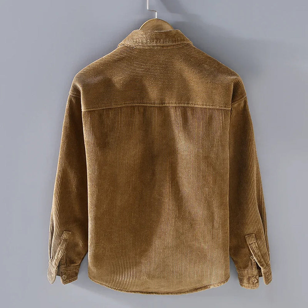 "Chemise homme en velours côtelé, manches longues, couleur kaki, élégante et chaude pour une allure raffinée et confortable."
