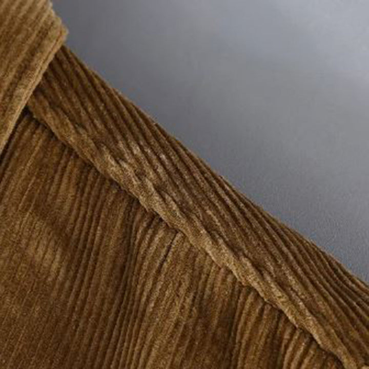 "Chemise homme en velours côtelé, manches longues, couleur kaki, élégante et chaude pour une allure raffinée et confortable."