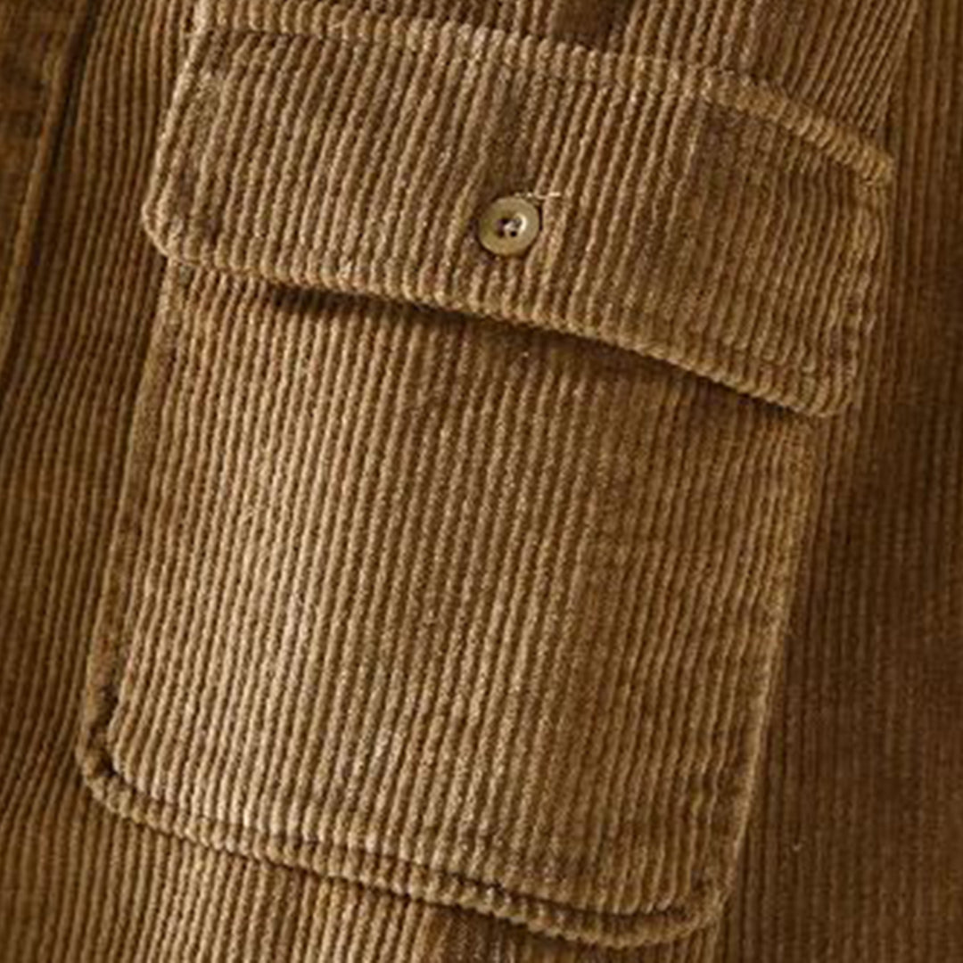 "Chemise homme en velours côtelé, manches longues, couleur kaki, élégante et chaude pour une allure raffinée et confortable."
