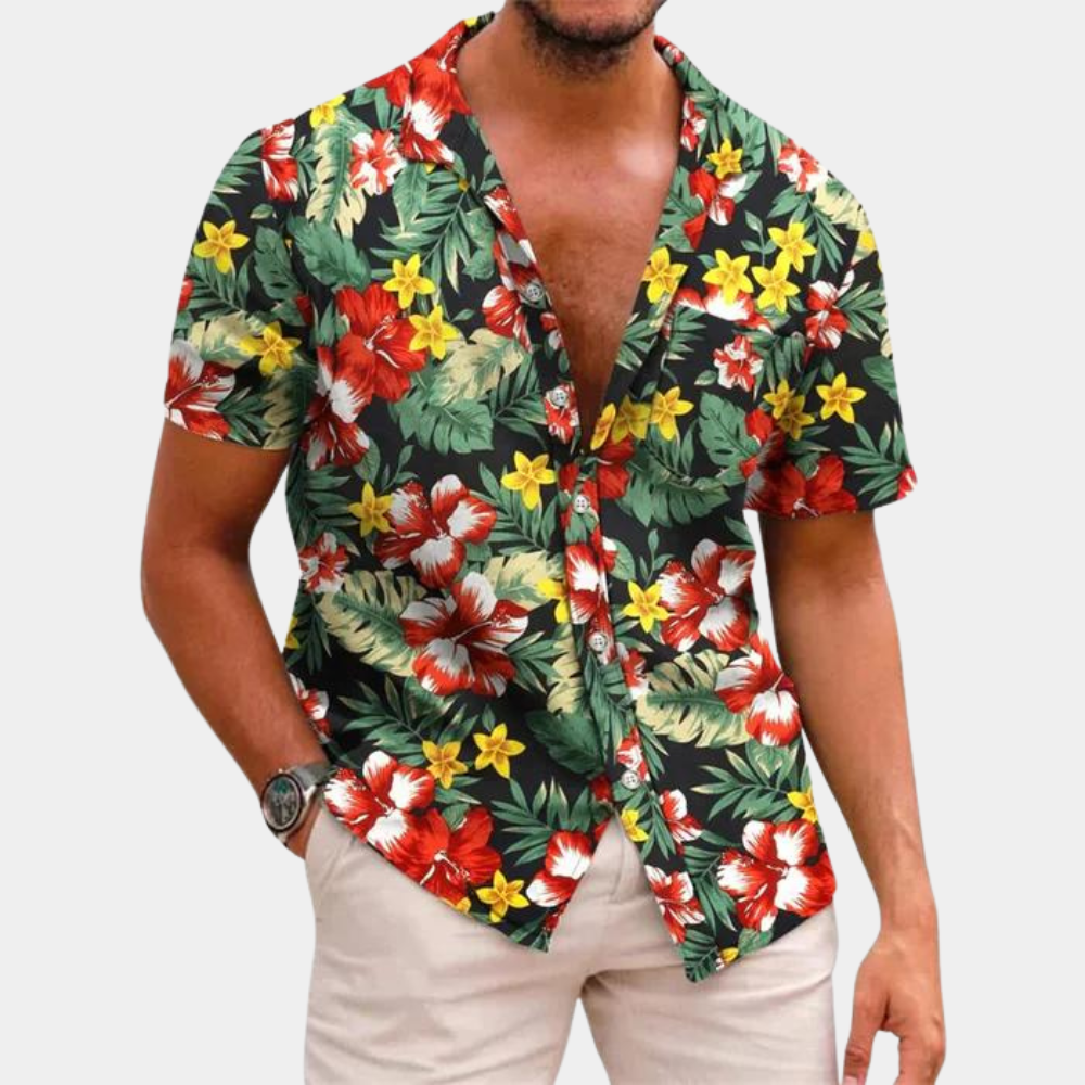 Vêtement homme: chemise fleurie estivale à manches courtes, tissu léger pour confort à la plage.