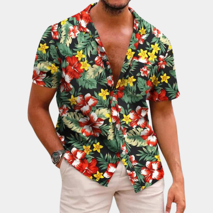 Vêtement homme: chemise fleurie estivale à manches courtes, tissu léger pour confort à la plage.
