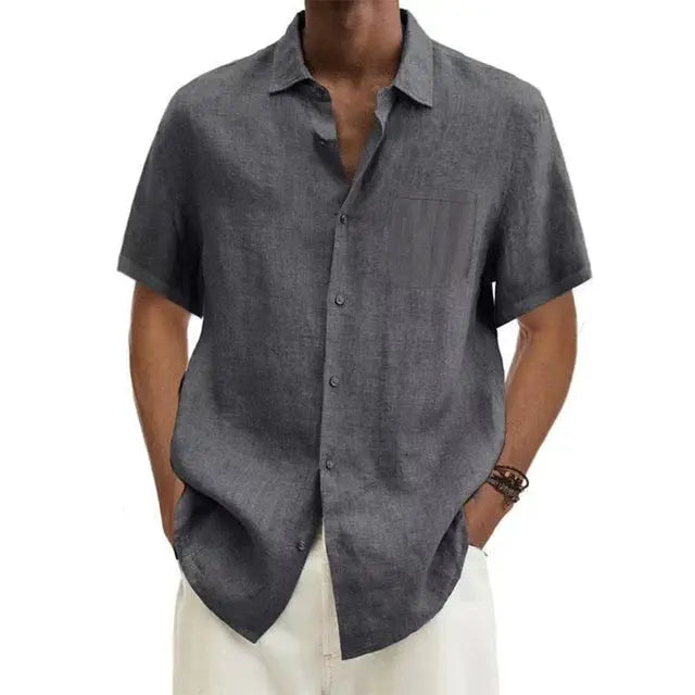 Chemise homme décontractée, motif estival discret, confort optimal pour un look vacances.