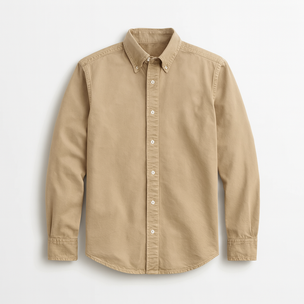 Homme portant une chemise décontractée à boutons, manches longues, look moderne pour la mode masculine d'automne.