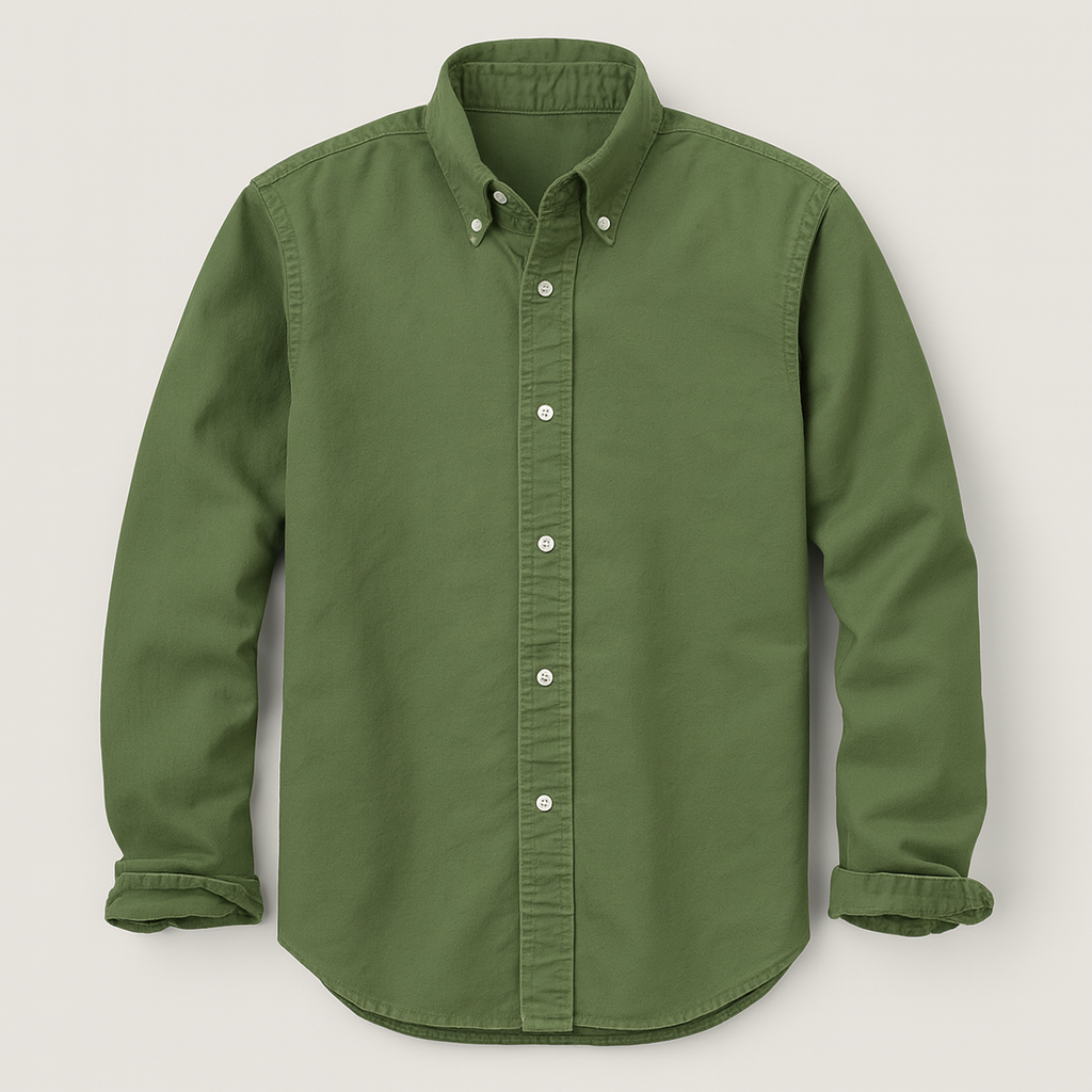 Manches retroussées d'une chemise homme décontractée à boutons, look automne polyvalent. Mode masculine confortable.