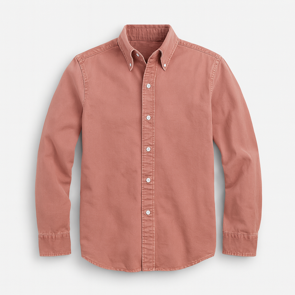 Col d'une chemise homme élégante à boutons, style classique et confortable. Idéale pour les vêtements d'automne.