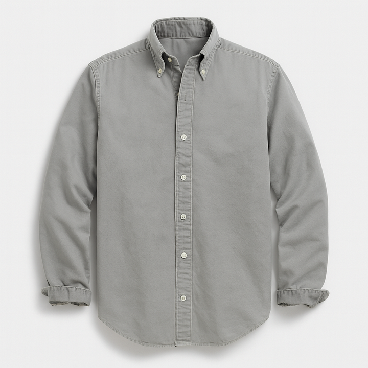Chemise homme chic à boutons, manches longues. Un essentiel décontracté et élégant pour le confort de l'automne.