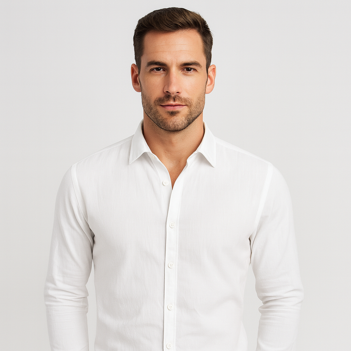 Homme posant en chemise d'été élégante et décontractée. Tissu respirant, parfait pour les beaux jours.