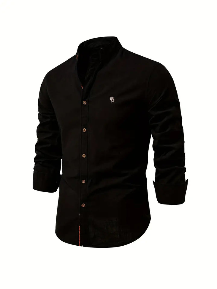 Col et poignets d'une chemise homme boutonnée élégante. Confort printanier et style chic respirant. Vêtement masculin.