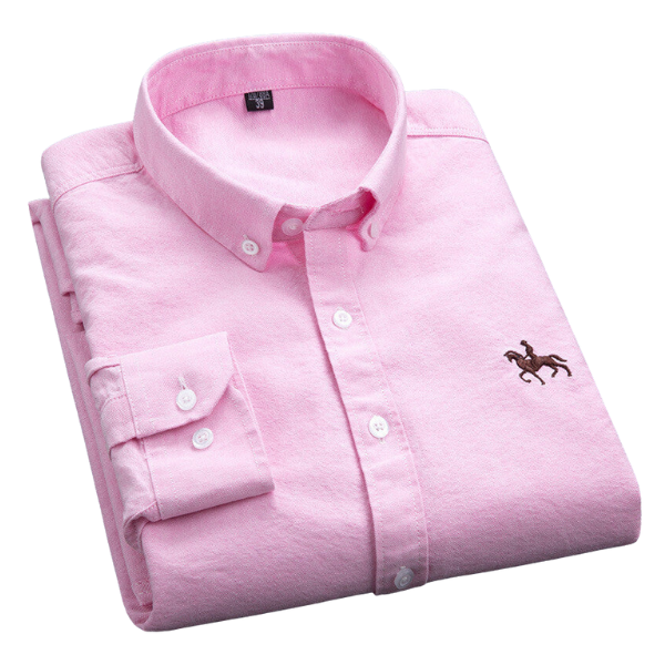 Chemise homme intemporelle à manches longues, élégante et confortable, un classique de la mode masculine.