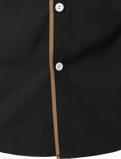 Détail col et poignets contrastés sur cette chemise homme élégante, soulignant un style moderne et soigné.