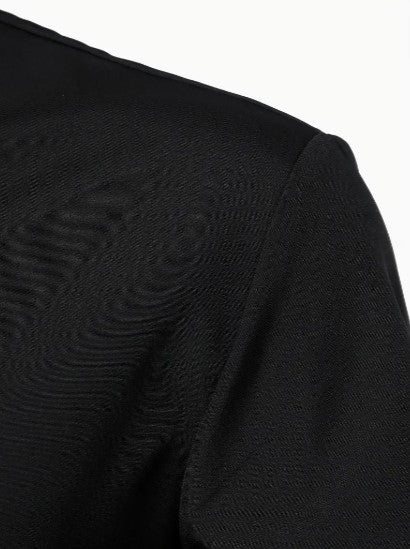Chemise homme coupe ajustée, vue de dos, montrant l'élégance des manches longues et du design moderne.