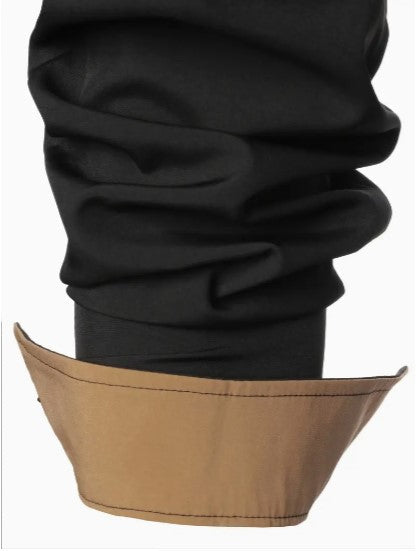 Chemise homme versatile à manches longues et détails contrastés. Idéale pour un look élégant, bureau ou casual.