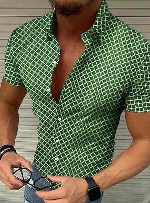 Homme portant une chemise plaid décontractée à manches courtes. Look frais et confortable, idéal pour l'été et le printemps.