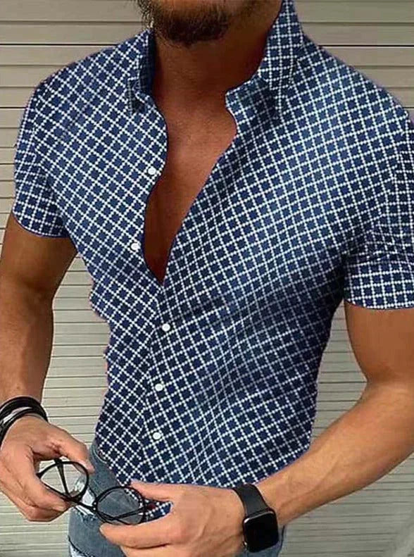 Chemise plaid homme à manches courtes offrant confort et style décontracté. Vêtement tendance pour le printemps et l'été.