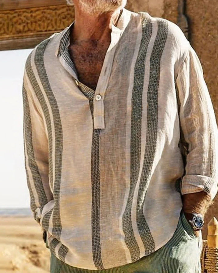 Chemise homme rayée élégante à col grand-père. Style décontracté chic, mode masculine polyvalente et moderne.