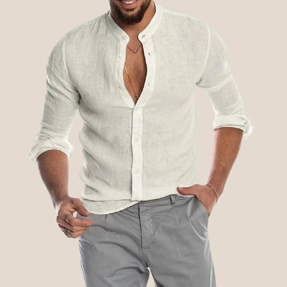 Homme portant une chemise estivale élégante. Tissu respirant pour un confort optimal en mode masculine casual.