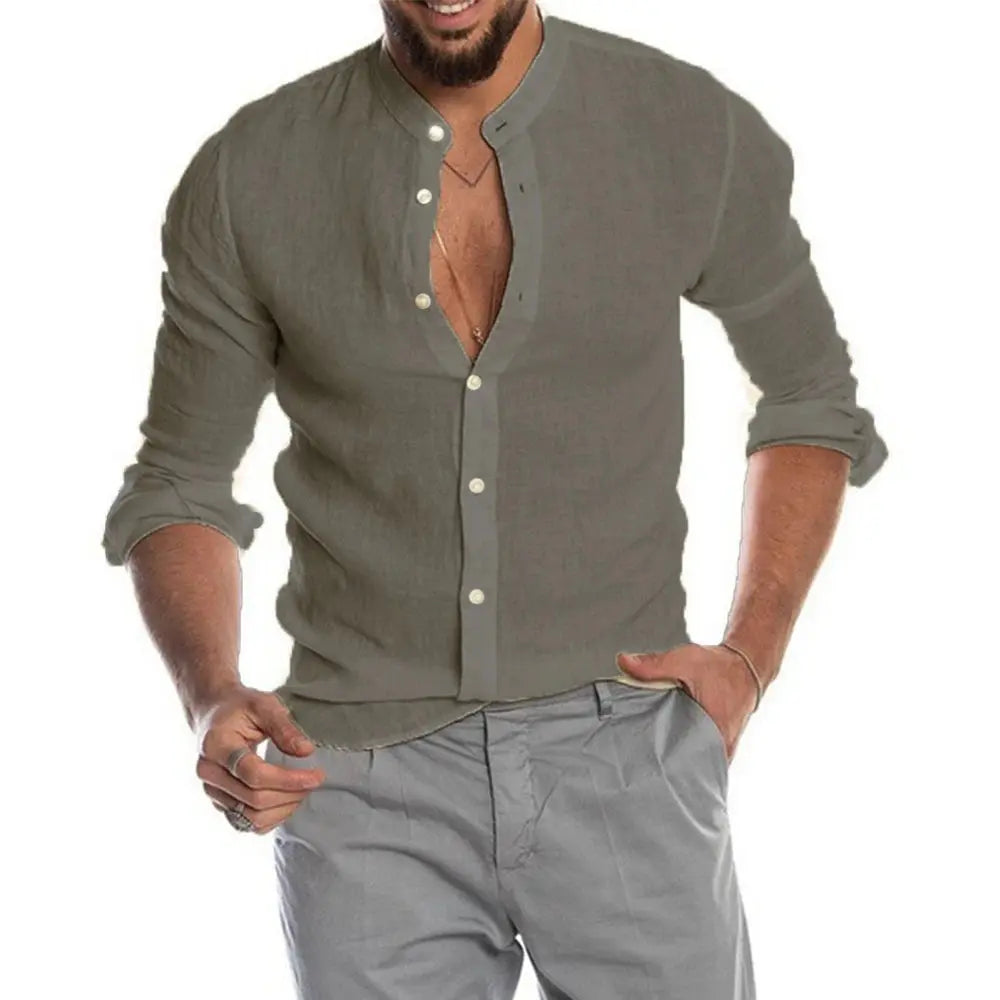 Modèle en chemise d'été homme, look décontracté chic. Parfaite pour la mode masculine casual et respirante.