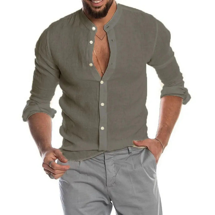 Modèle en chemise d'été homme, look décontracté chic. Parfaite pour la mode masculine casual et respirante.