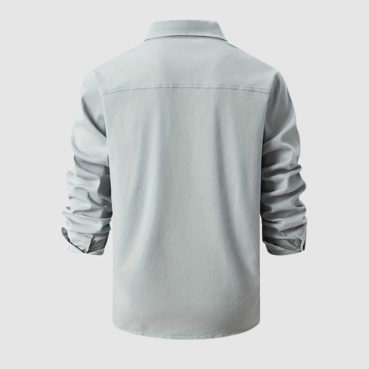 Mode masculine : chemise élégante, un essentiel garde-robe pour un homme moderne et stylé.