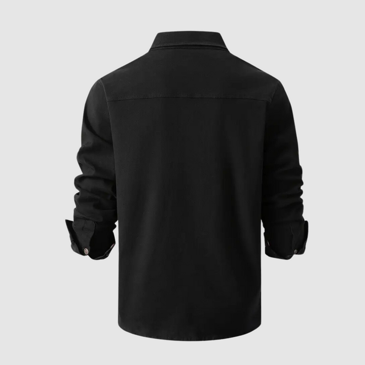 Silhouette d'un homme portant une chemise moderne, illustrant un look sophistiqué et intemporel.
