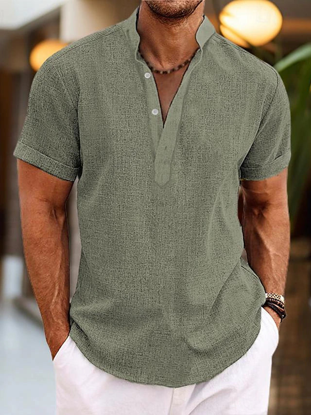 "Chemise lin homme col Henley manches courtes, respirante et élégante, idéale pour été. Tissu coton-lin, look décontracté."