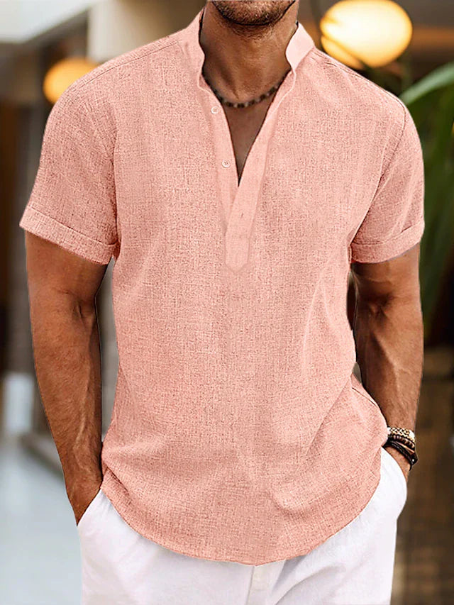 "Chemise lin homme col Henley manches courtes, respirante et élégante, idéale pour été. Tissu coton-lin, look décontracté."