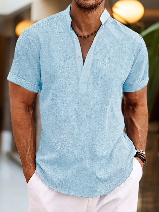 "Chemise lin homme col Henley manches courtes, respirante et élégante, idéale pour été. Tissu coton-lin, look décontracté."