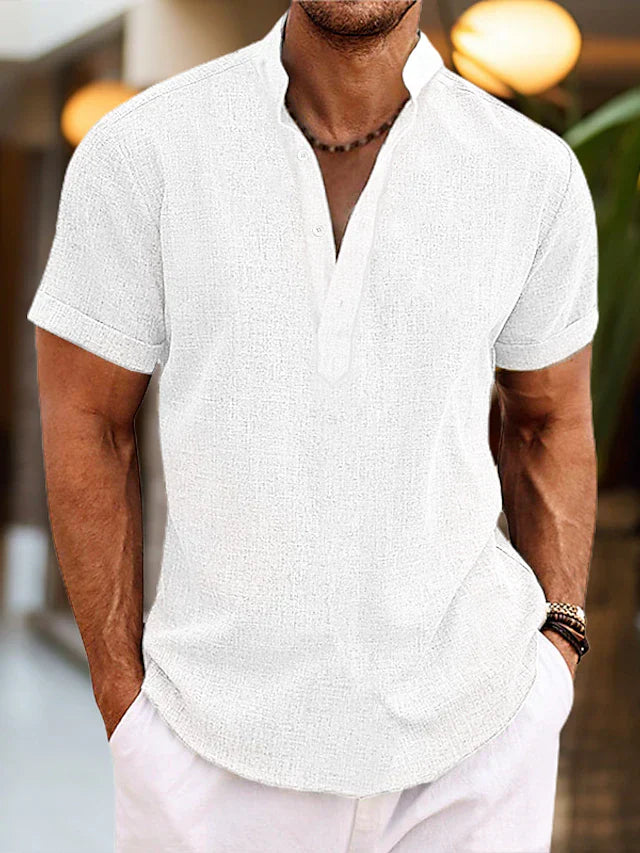 "Chemise lin homme col Henley manches courtes, respirante et élégante, idéale pour été. Tissu coton-lin, look décontracté."