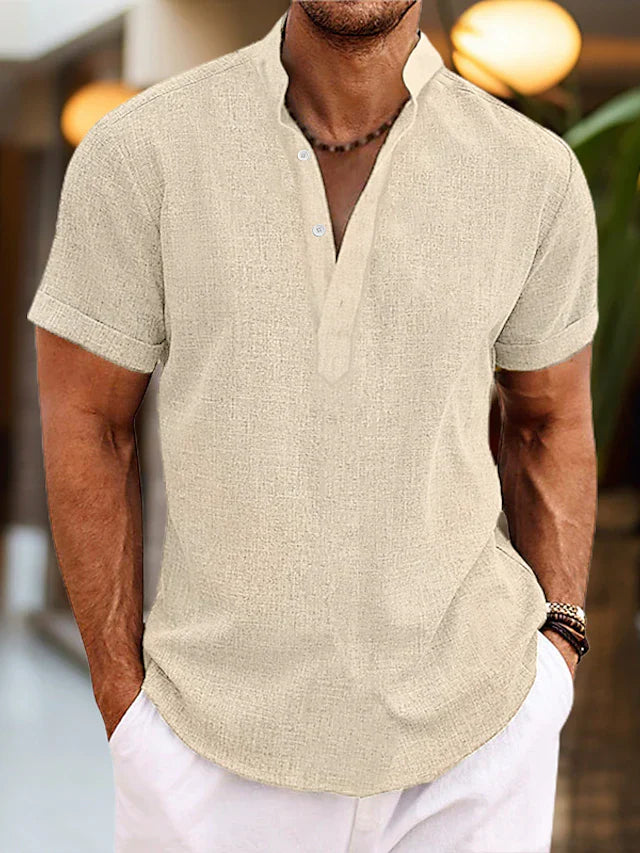 "Chemise lin homme col Henley manches courtes, respirante et élégante, idéale pour été. Tissu coton-lin, look décontracté."