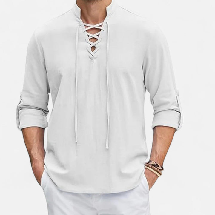 Homme portant une chemise médiévale Viking à manches longues, style authentique et décontracté. Élégance intemporelle.