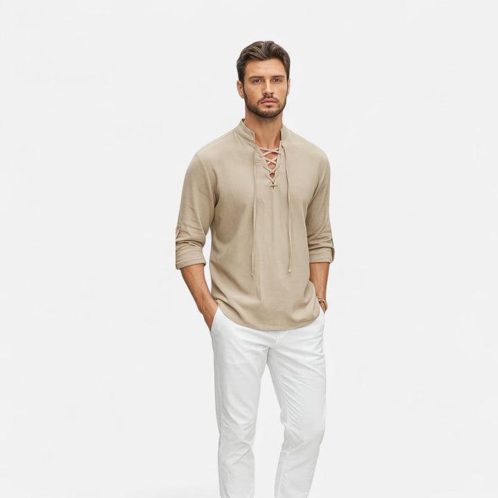 Texture du tissu de la chemise médiévale homme. Manches longues, style Viking authentique et confortable pour hommes.
